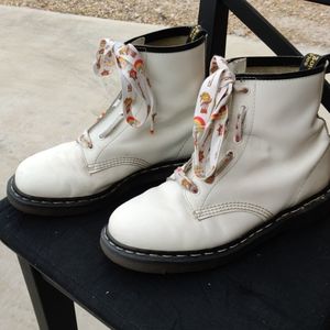 White leather doc Marten 8 hole boots late 90s era